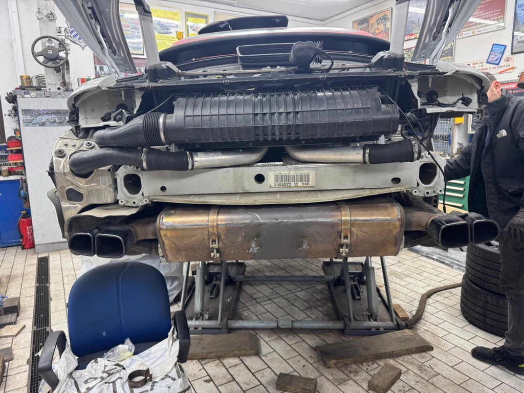 Porsche in der Werkstatt mit freigelegter originaler Abgasanlage