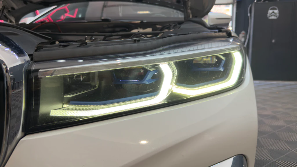 BMW Scheinwerfer mit gleichmäßig weiß leuchtenden Angel Eyes nach dem Lichtleiterwechsel