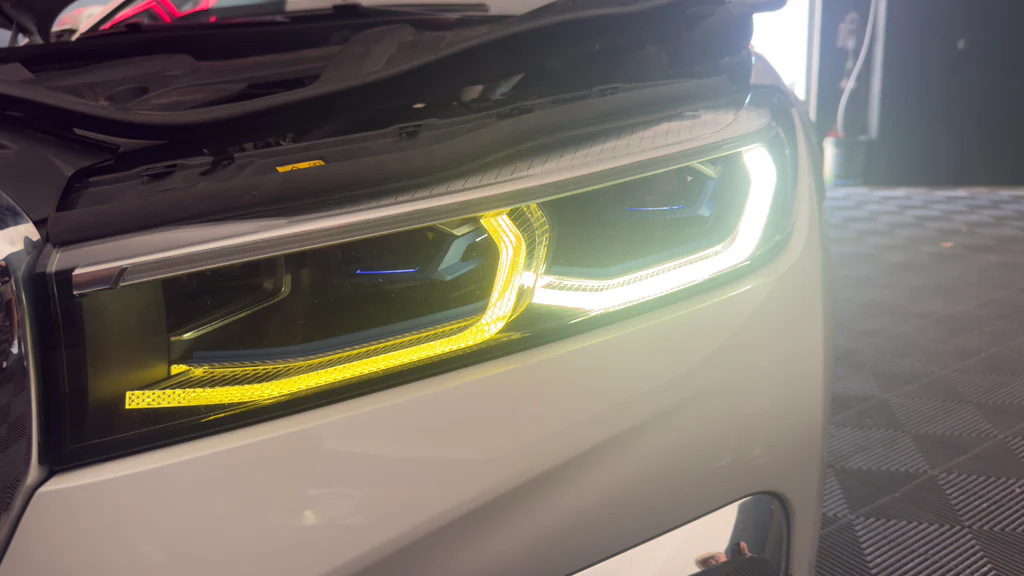 BMW Scheinwerfer mit gelb verfärbtem Angel-Eyes-Lichtleiter vor der Reparatur