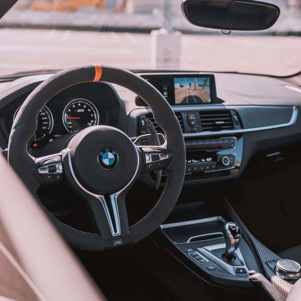 BMW M Lenkrad mit Alcantara und oranger 12-Uhr-Markierung