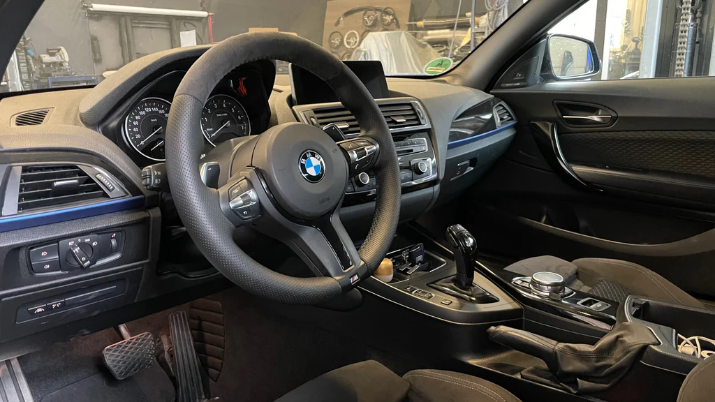Individuell neu bezogenes BMW Lenkrad mit Leder und Alcantara