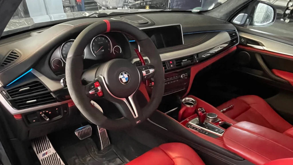 Sportlenkrad mit Alcantara und roter 12-Uhr-Markierung im Fahrzeug