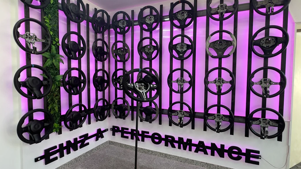 Auswahl verschiedener Lenkräder im Lager von Einz A Performance